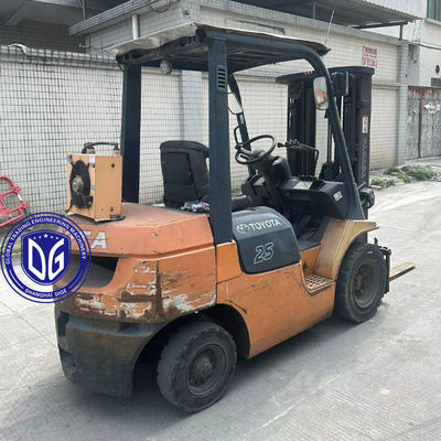 Camione elevatore Toyota originale da 2,5 tonnellate resistente e in buone condizioni a basso costo di manutenzione