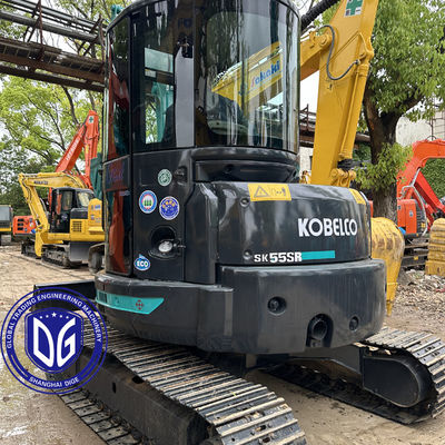 L'escavatore da 5,5 tonnellate Kobelco SK55 è stato usato con cura, nuovo al 90% e in buone condizioni.