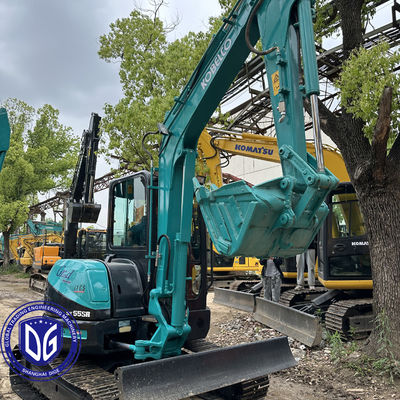 L'escavatore da 5,5 tonnellate Kobelco SK55 è stato usato con cura, nuovo al 90% e in buone condizioni.