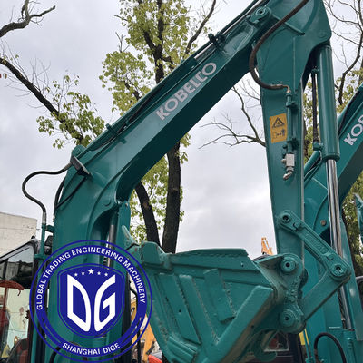 L'escavatore da 5,5 tonnellate Kobelco SK55 è stato usato con cura, nuovo al 90% e in buone condizioni.