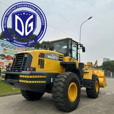 Versatile caricatore idraulico Komatsu Wa320 per una movimentazione rapida e facile dei materiali
